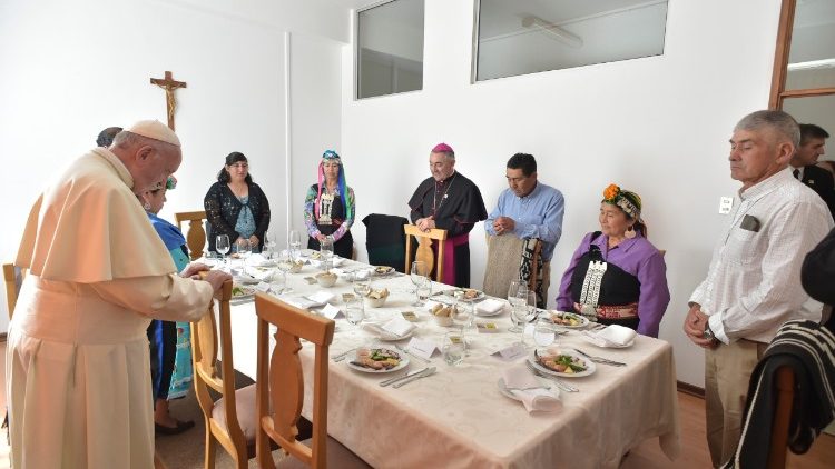 Mittagessen mit Vertretern der Bevölkerung in der Casa Madre de la Santa Cruz in Temuco