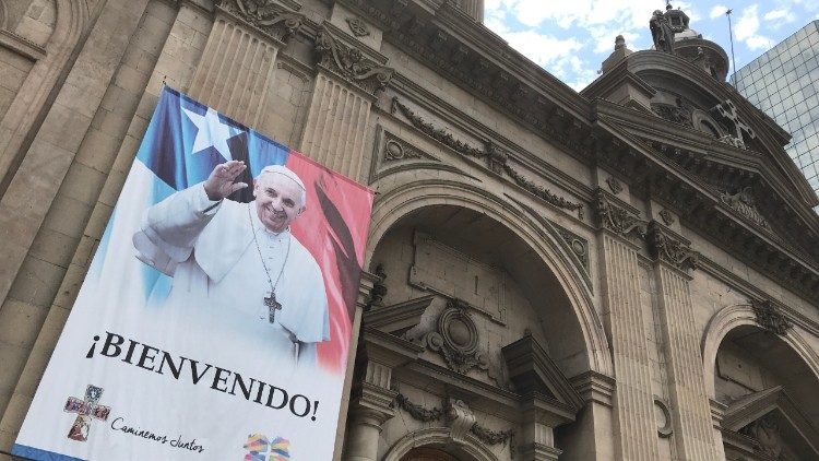 Une banderole de bienvenue au Pape sur la façade de la cathédrale de Santiago du Chili.