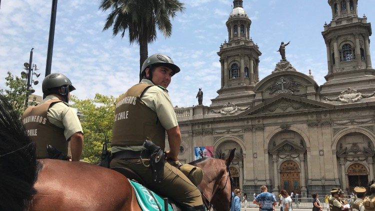 Polizia a cavallo nei pressi della Cattedrale - Santiago, Cile