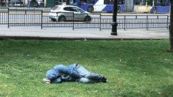 Kempis serv.28 d senzatetto in un parco di Santiago.JPG