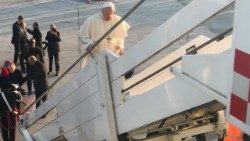 Papa sale sui aereo.jpg