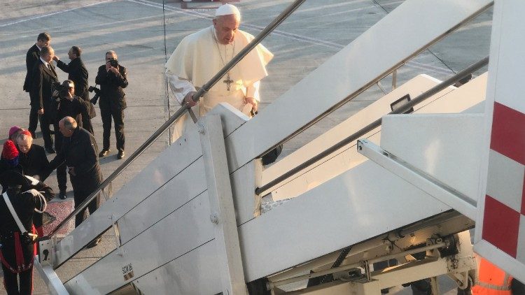 El Santo Padre Francisco subiendo al avión, en una foto de archivo 