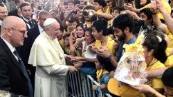 Papa saluta i giovani davanti alla NunziaturaAEM.jpg