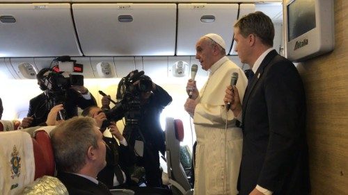 Papst im Flugzeug: Entschuldigung für ein falsches Wort