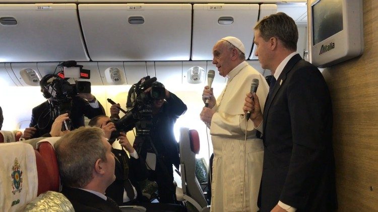 Auch eine päpstliche Tradition: Die Pressekonferenz im Flugzeug vor den mitreisenden Journalisten