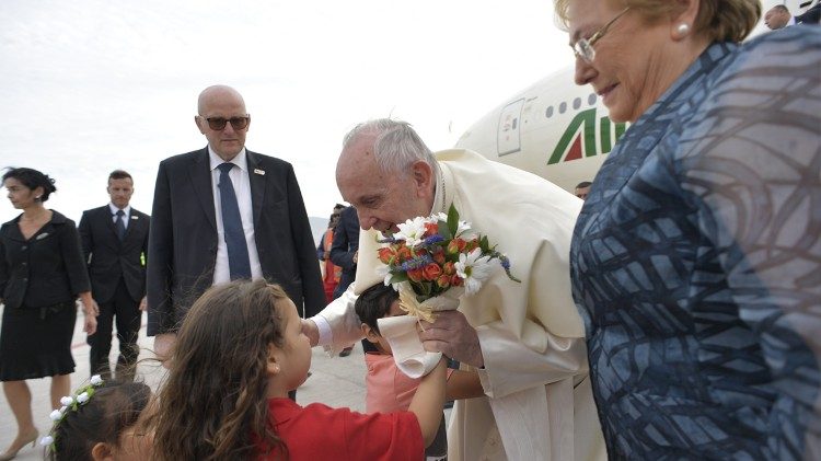 Papa Francisco recebe flores de uma criança na cerimônia de boas-vindas em Santiago do Chile