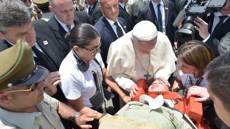 Der Papst mit der verletzten Militärpolizistin