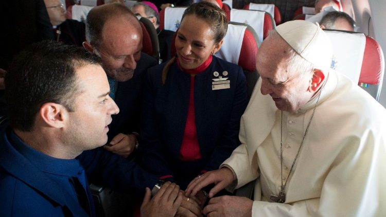 El Papa celebró un matrimonio en vuelo de Santiago a Iquique