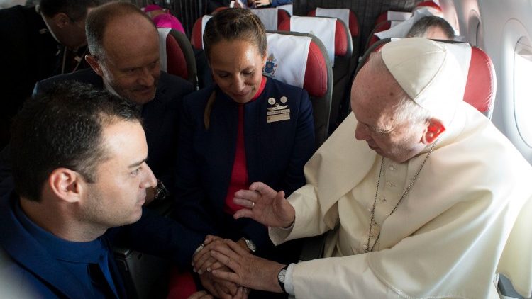 Papa abençoa novo casal no voo Santiago-Iquique