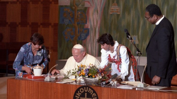 Jonas Paulius II Pasaulio Bažnyčių tarybos būstinėje Ženevoje, 1984 m.