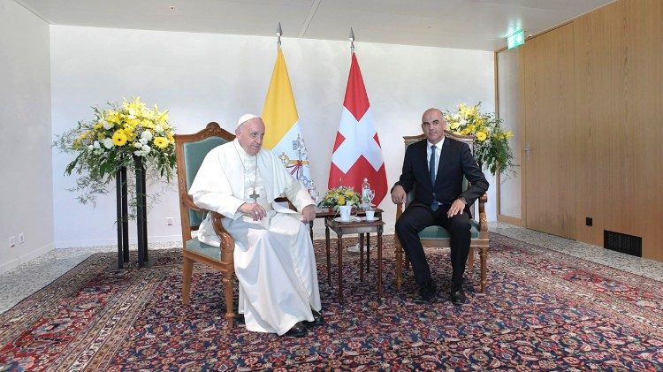 Le Pape lors de son voyage apostolique à Genève. Il est aux côtés d'Alain Berset, le président de la Confédération helvétique en 2018.