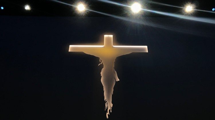 Crucifixo na missa celebrada pelo Papa Francisco no Palexpo de Genebra, Suíça