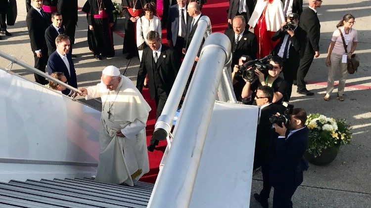 Le Pape montant dans son avion à son départ de Genève. 