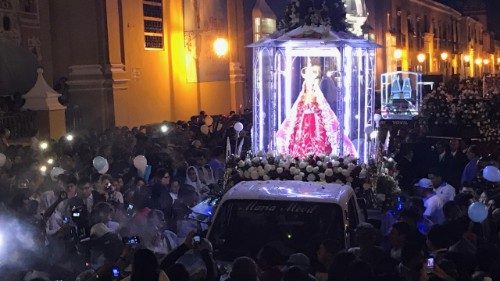 Procession de la Vierge  dans les rues de Trujillo