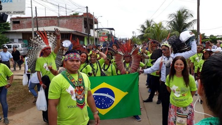 Jovens indígenas brasileiros em Puerto Maldonado, no Peru, em janeiro de 2018, por ocasião da visita do Papa (Murray)