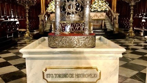 En la Catedral de Lima el Papa rezó ante las reliquias de los santos peruanos