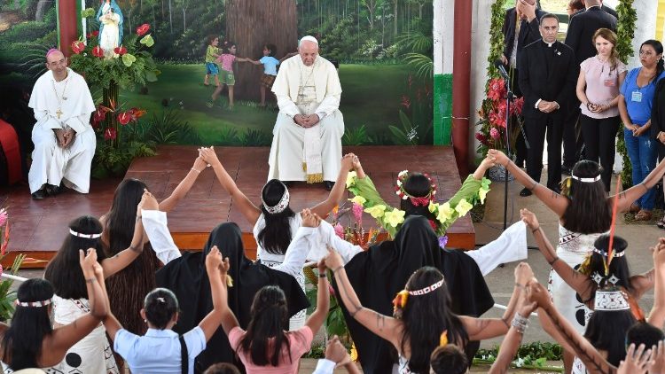 Tanzen und singen: Der Papst im Kinderheim