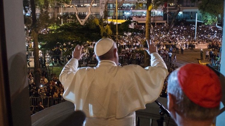 Nas noites em Lima, Papa saudou os fiéis da sacada da Nunciatura