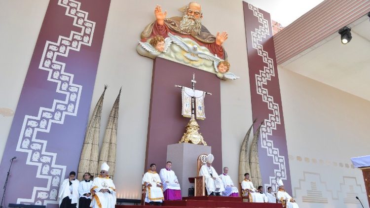 Santa Missa na esplanada de Huanchaco