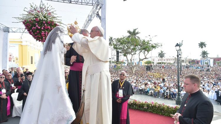 Papa coroa a 'Virgen de la Puerta"
