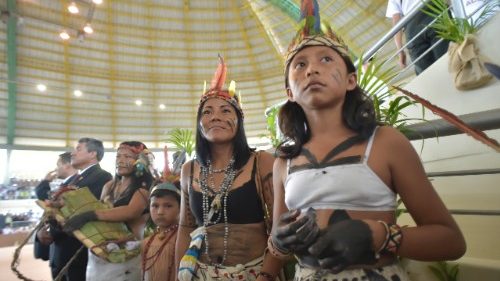 Emozioni e colori dell'incontro del Papa con le comunità indigene 