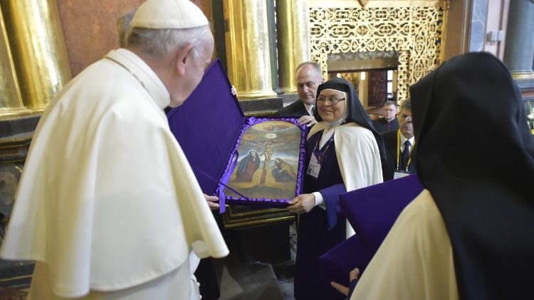Papež Frančišek potem, ko je s kontemplativnimi sestrami molil dnevno molitveno uro