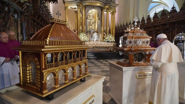 Preghiera dinanzi alle reliquie dei santi peruviani nella Cattedrale di Lima