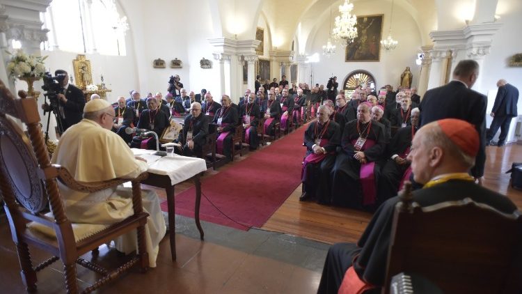 Le Pape François et les 60 évêques péruviens dans la chapelle mariale de l'archevêché de Lima au Pérou, le 21 janvier 2018.