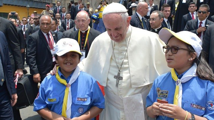 Der Papst mit Kindern auf der Plaza de Armas in Lima