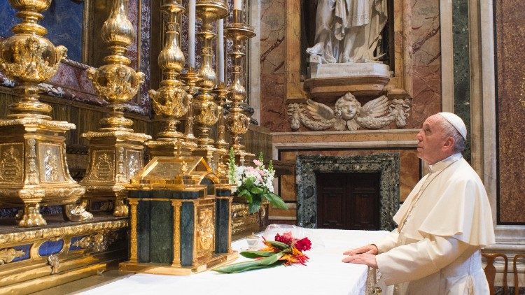  Papa duke u lutur në Bazilikën e Zojës së Madhe