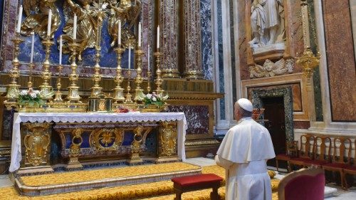 Antes da viagem à Irlanda, Papa reza na Basílica Santa Maria Maior