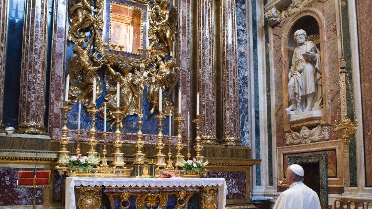 Papa Francisco na Basílica de Santa Maria Maior, diante do ícone da Salus Populi Romani