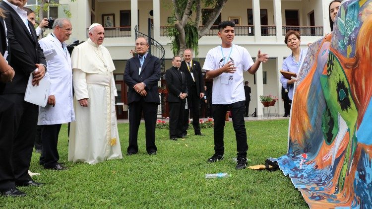 Franziskus, hier beim Besuch einer der Einrichtungen von Scholas Occurrentes in Peru