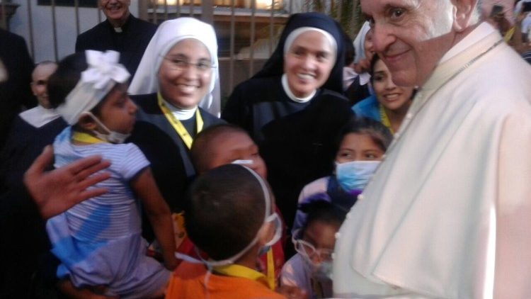 Le Pape salue des personnes venues l'attendre à la nonciature à Lima, samedi 20 janvier 2018