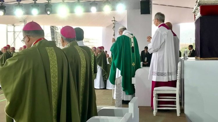 Papst bei der Messe in Lima Las Palmas  