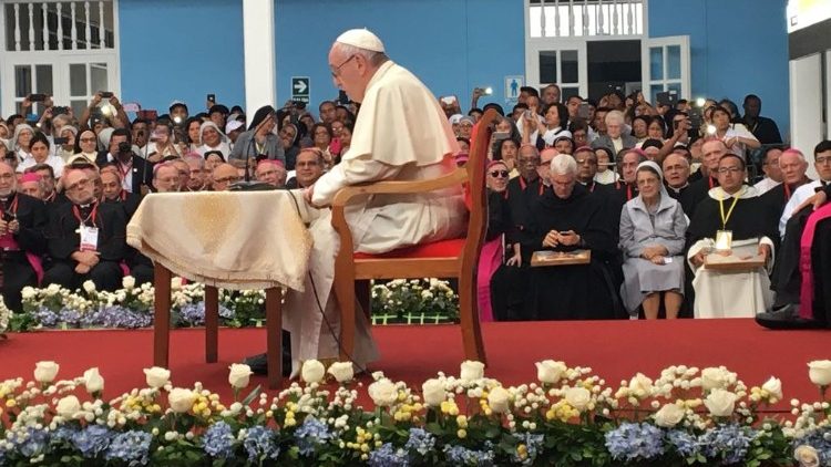 El Papa Francisco encontró a los religiosos, consagrados y seminaristas en el Colegio Seminario