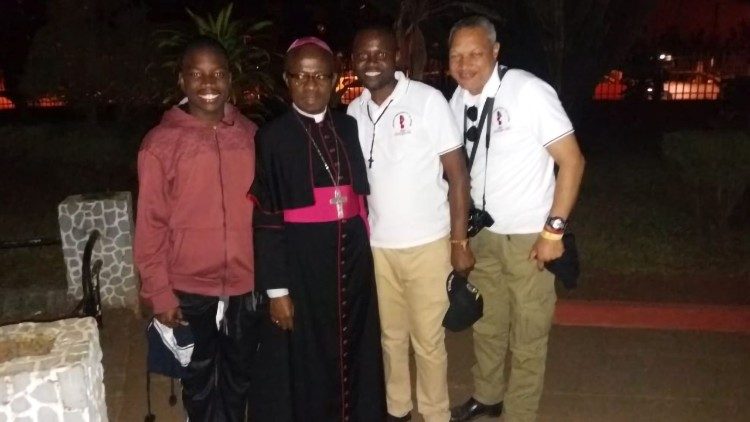 Arcebispo de Nampula (Moçambique), D. Inácio Saúre, com alguns jovens