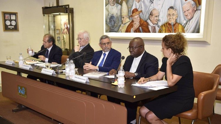Mons. Bernard Munono Muyembe, na Sala Marconi, Rádio Vaticano, no dia 1 de Julho de 2018 no lançamento do livro "Itinerários de Amílcar Cabral"