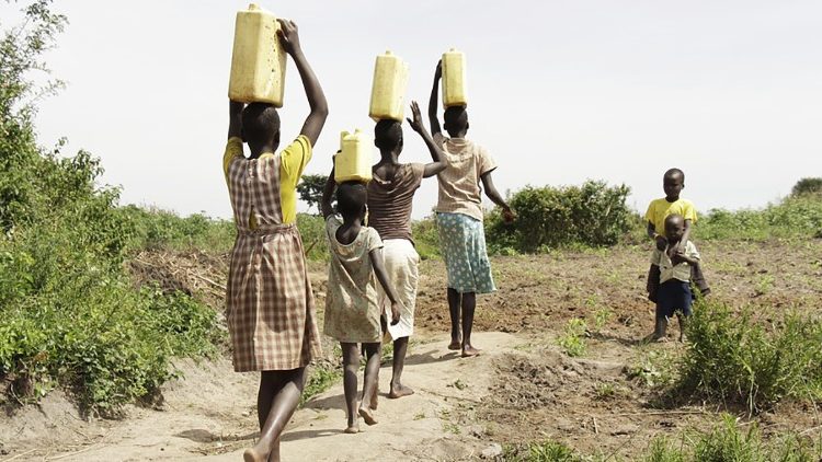 Donne africane trasportano acqua 