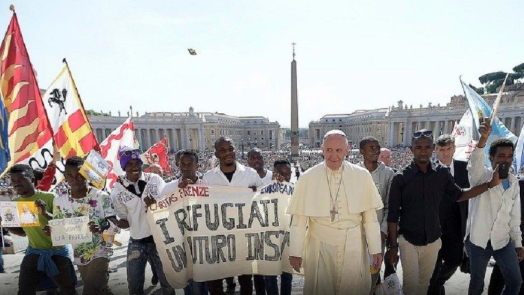 Le Pape recevant des migrants Place Saint-Pierre, lors d'une audience générale.
