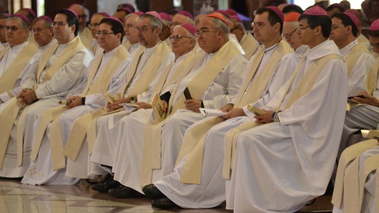 Bispos durante a celebração da Santa Missa em Aparecida