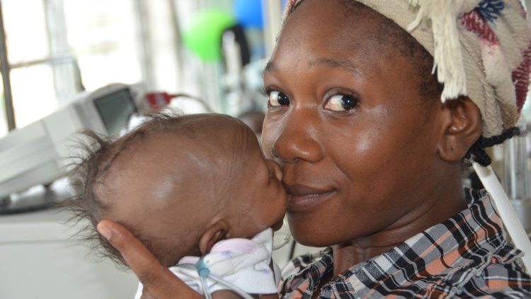 Giovane mamma di  Haiti con il suo bimbo