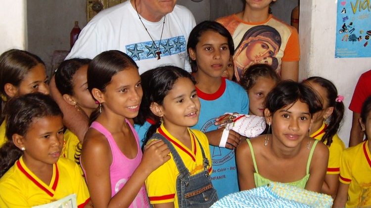 अनाथ बच्चों के साथ फादर रेनातो किएरा