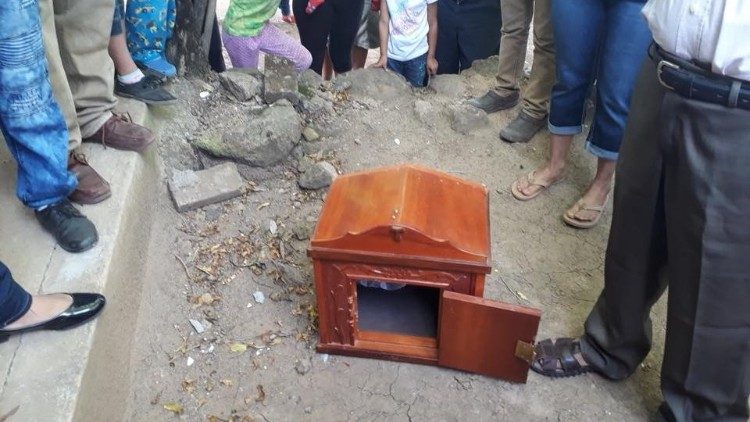 Nicaragua, tabernacolo gettato in strada