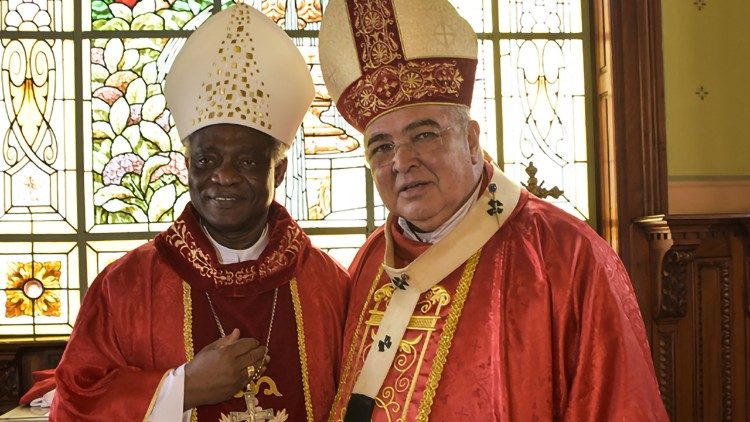 Le cardinal brésilien Orani João Tempesta, archevêque de Rio, en compagnie du cardinal Peter Turkson, préfet du dicastère pour le Service du Développement humain intégral. 