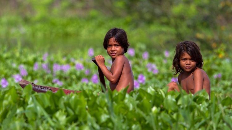 Crianças indígenas na Amazônia