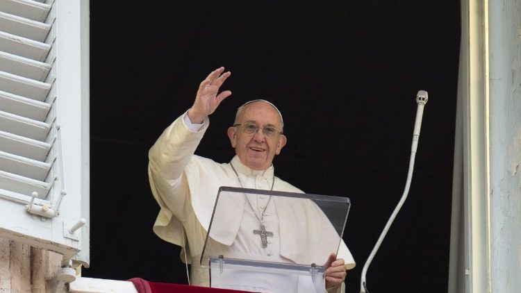 Papst Franziskus grüßt beim Angelus