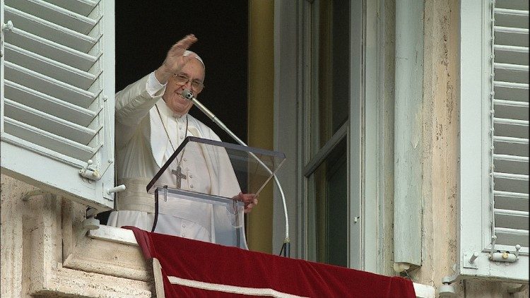 Le Pape, saluant les fidèles, depuis les fenêtres du Palais apostolique