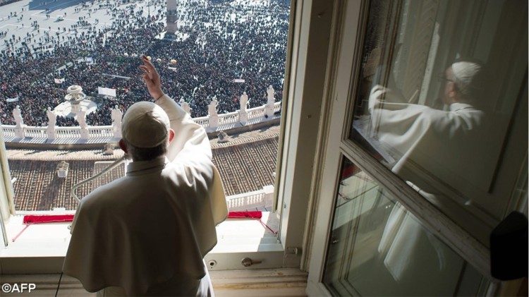 Le Pape François à la fenêtre des appartements pontificaux pour la prière de l'Angélus