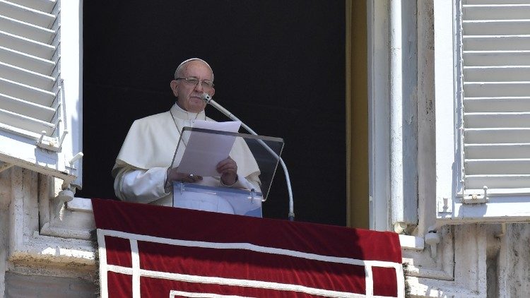 Папа Францішак падчас малітвы Уладарка Неба